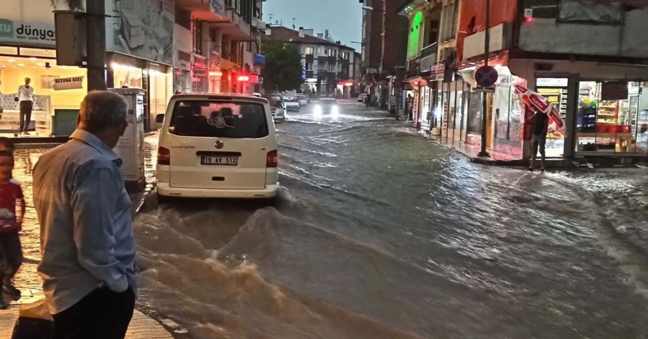 Sağanak yağış o ilde hayatı felç etti: Çok sayıda ev ve iş yeri sular altında kaldı Sağanak yağış o ilde hayatı felç etti: Çok sayıda ev ve iş yeri sular altında kaldı