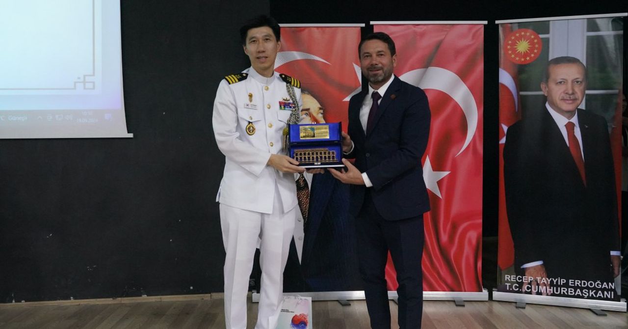 Sarıkaya’da Gaziler Günü Coşkusu: Kore Gazisi Şevki Kanak’a Onur Programı Düzenlendi Sarıkaya’da Gaziler Günü Coşkusu: Kore Gazisi Şevki Kanak’a Onur Programı Düzenlendi
