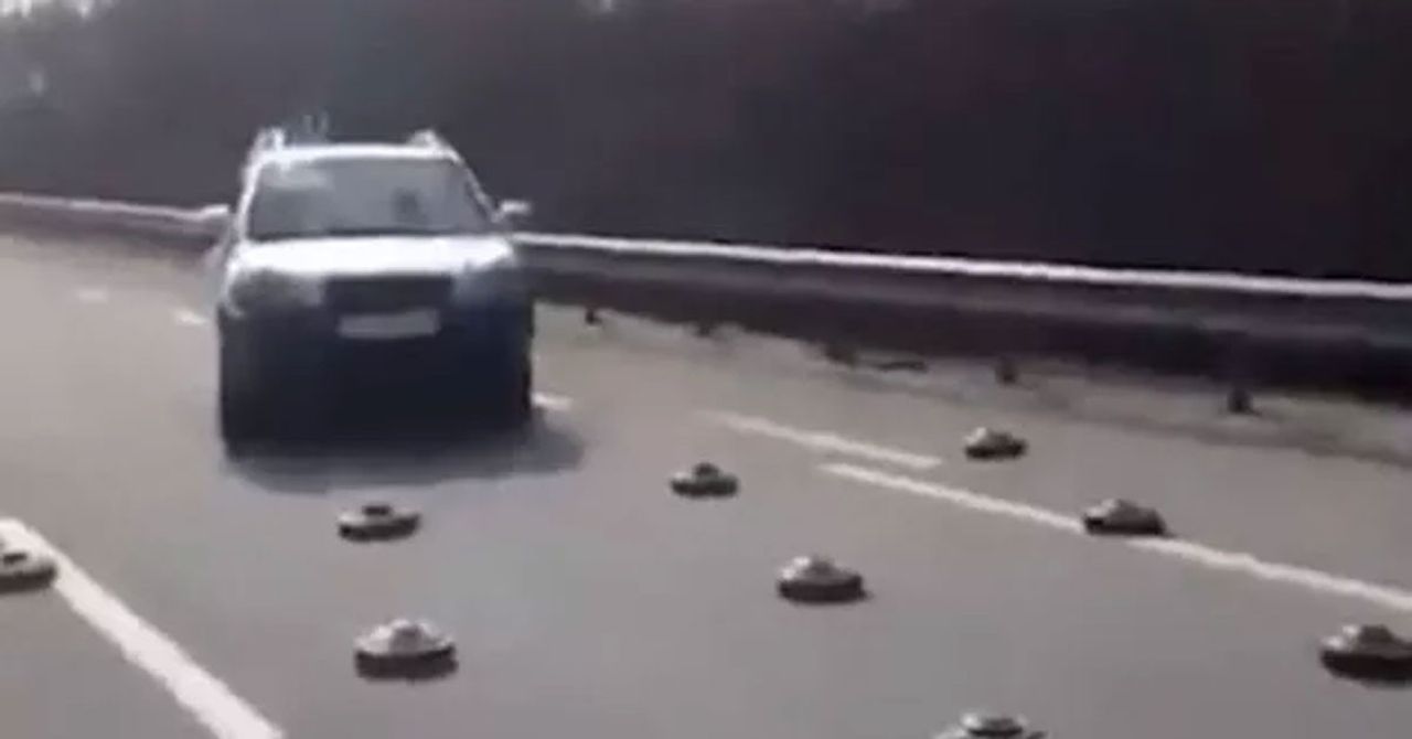 Savaşta görülmemiş olay! Ukraynalı askerler asfalttaki mayınları tekmeledi! Savaşta görülmemiş olay! Ukraynalı askerler asfalttaki mayınları tekmeledi!