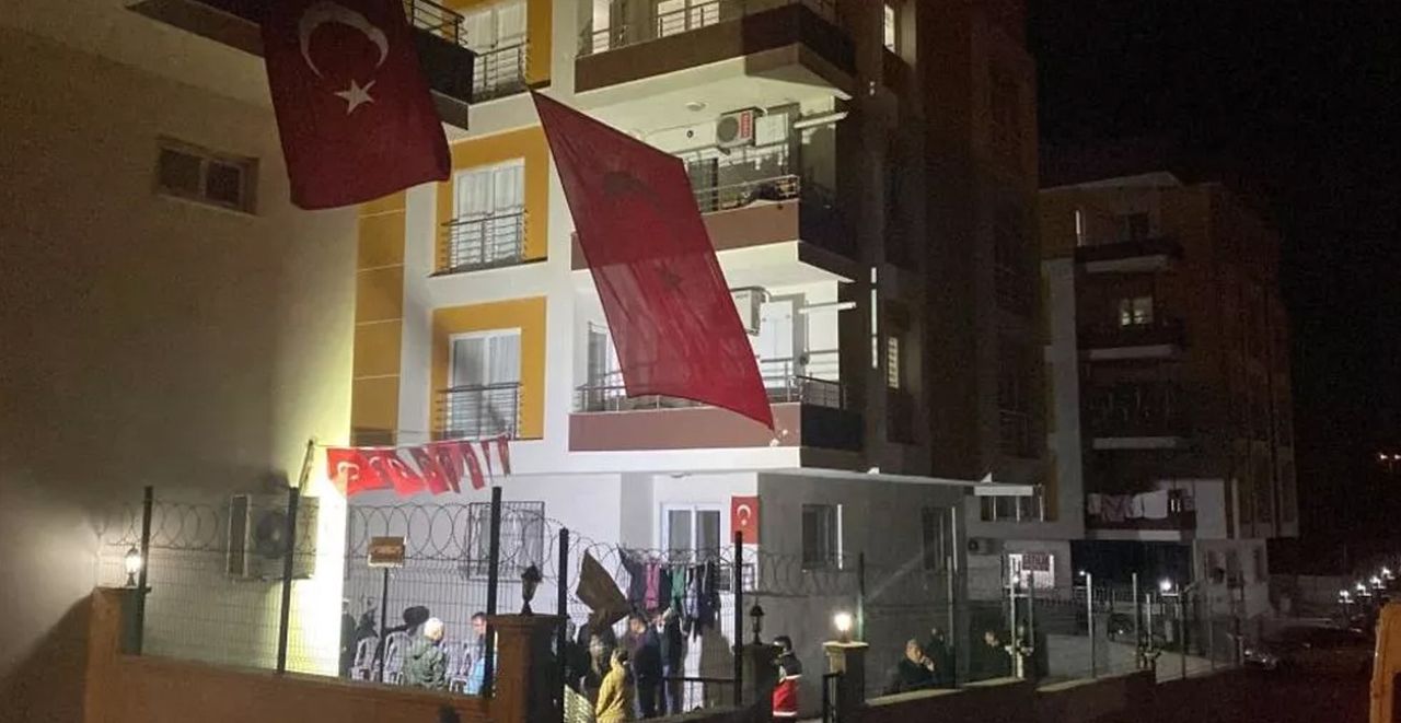 Şehidin evi üzücü haberden sonra Türk bayrakları ile donatıldı Şehidin evi üzücü haberden sonra Türk bayrakları ile donatıldı