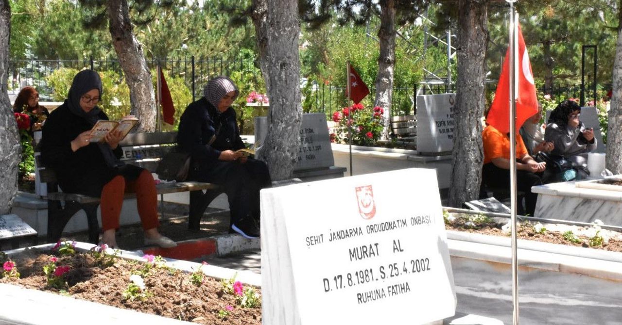 Şehitlikler ziyaretçi akınına uğradı Şehitlikler ziyaretçi akınına uğradı