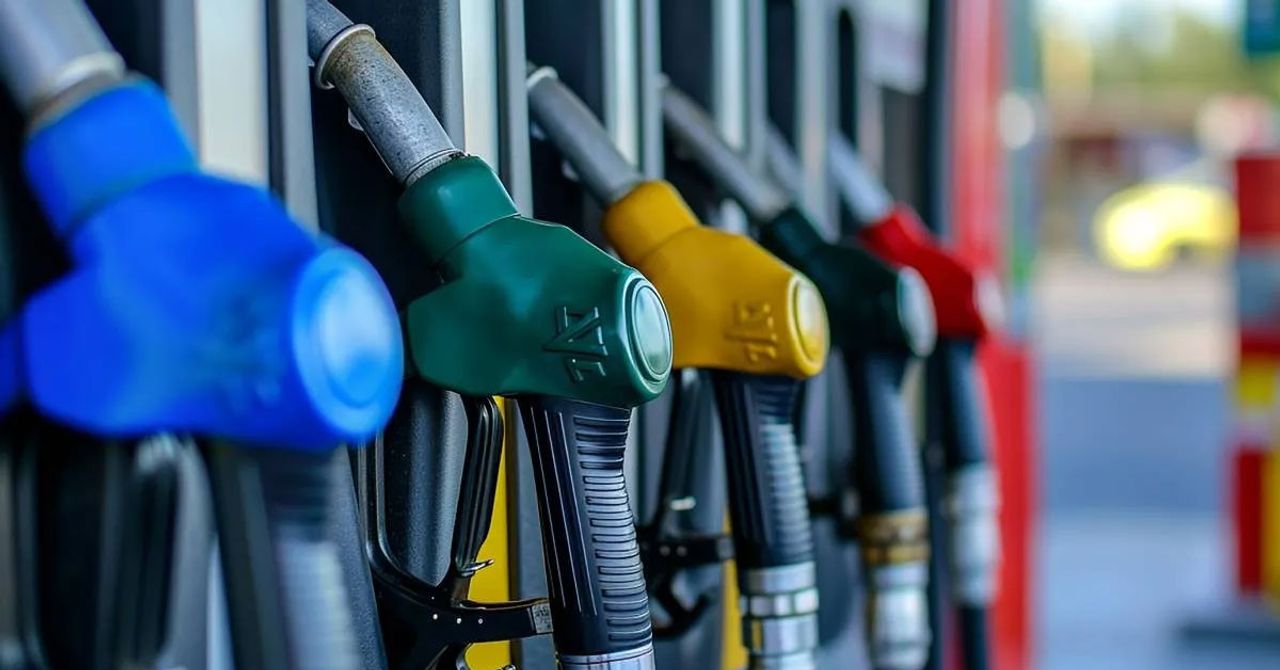 Sektör temsilcilerinin kulislerinden ulaşılan bilgilere göre, yarından itibaren motorin grubuna 1 liralık indirim bekleniyor. Sektör temsilcilerinin kulislerinden ulaşılan bilgilere göre, yarından itibaren motorin grubuna 1 liralık indirim bekleniyor.