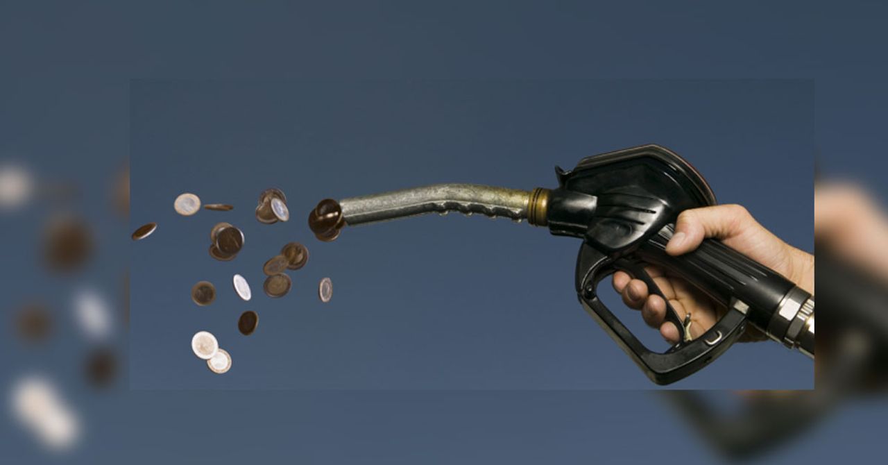 Sektör temsilcilerinin kulislerinden ulaşılan bilgilere göre, yarından itibaren motorin grubuna 1 liralık indirim bekleniyor. Sektör temsilcilerinin kulislerinden ulaşılan bilgilere göre, yarından itibaren motorin grubuna 1 liralık indirim bekleniyor.