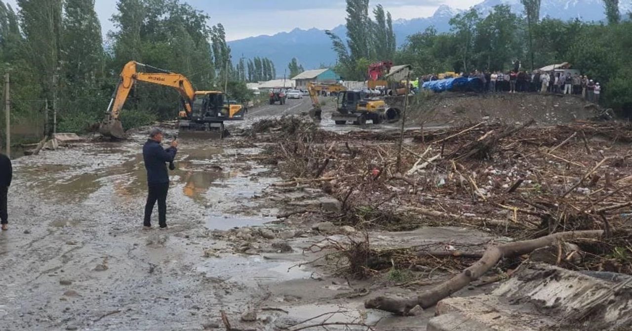 Sel felaketi ülkeyi yasa boğdu: Çok sayıda kişi hayatını kaybetti Sel felaketi ülkeyi yasa boğdu: Çok sayıda kişi hayatını kaybetti
