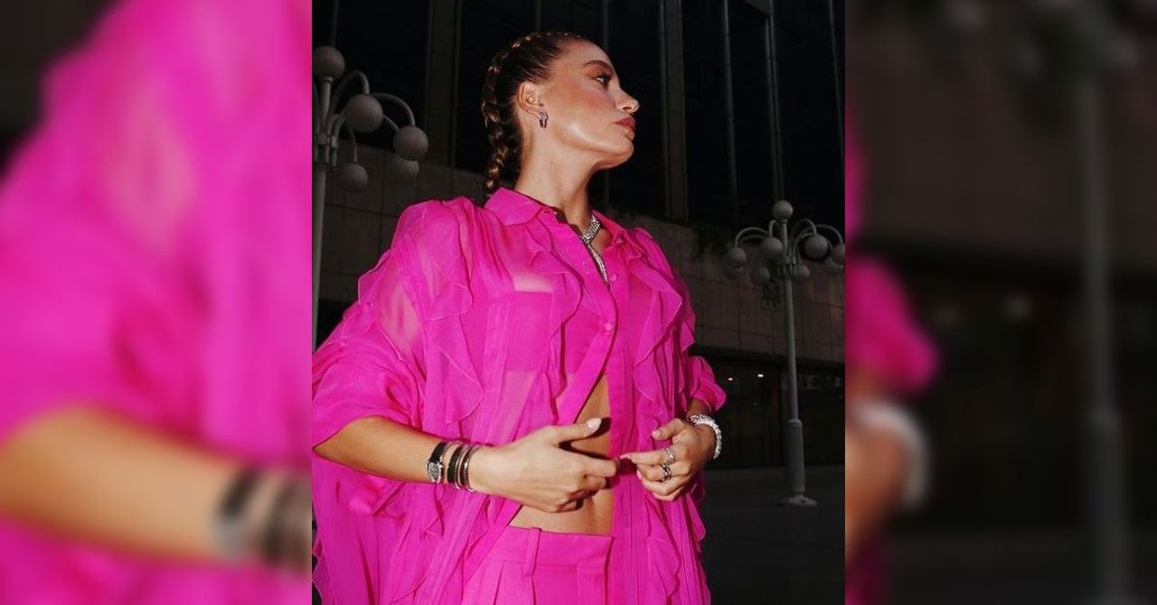 Serenay Sarıkaya ödül gecesi kıyafeti Serenay Sarıkaya ödül gecesi kıyafeti