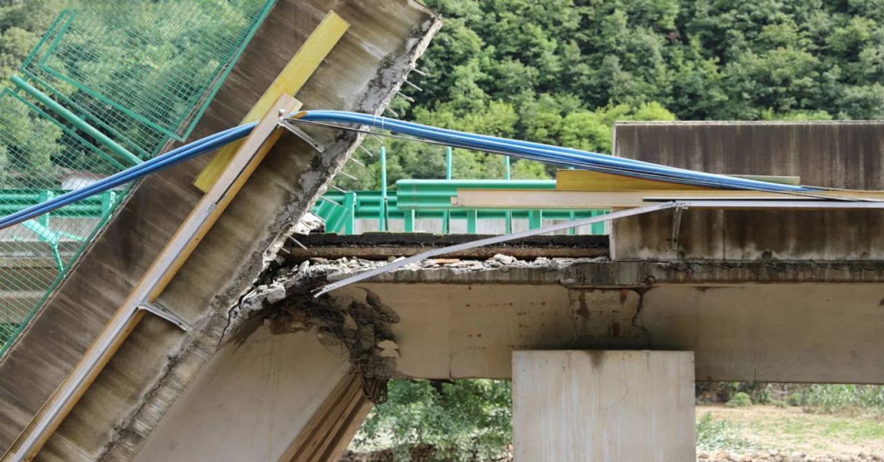 Şiddetli yağmur köprüyü çökertti: 12 ölü, 31 kayıp var Şiddetli yağmur köprüyü çökertti: 12 ölü, 31 kayıp var