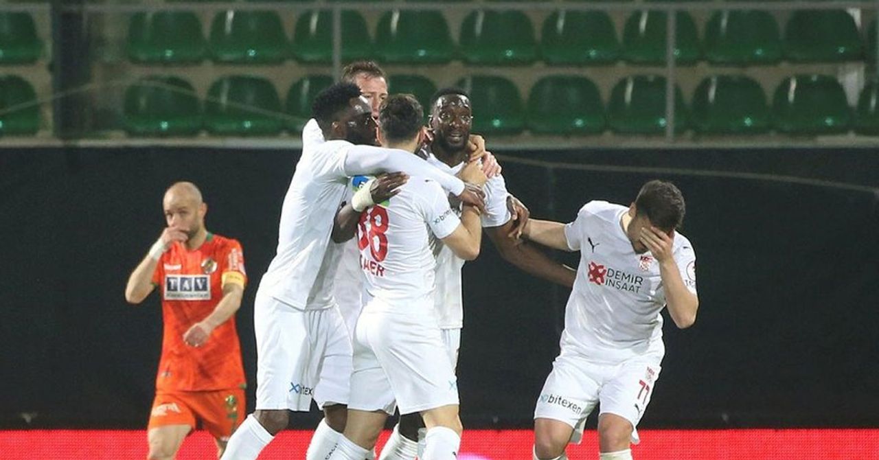 Sivasspor Alanyaspor maçı sonrası Rıza hocadan dikkat çeken sözler geldi. Sivasspor Alanyaspor maçı sonrası Rıza hocadan dikkat çeken sözler geldi.