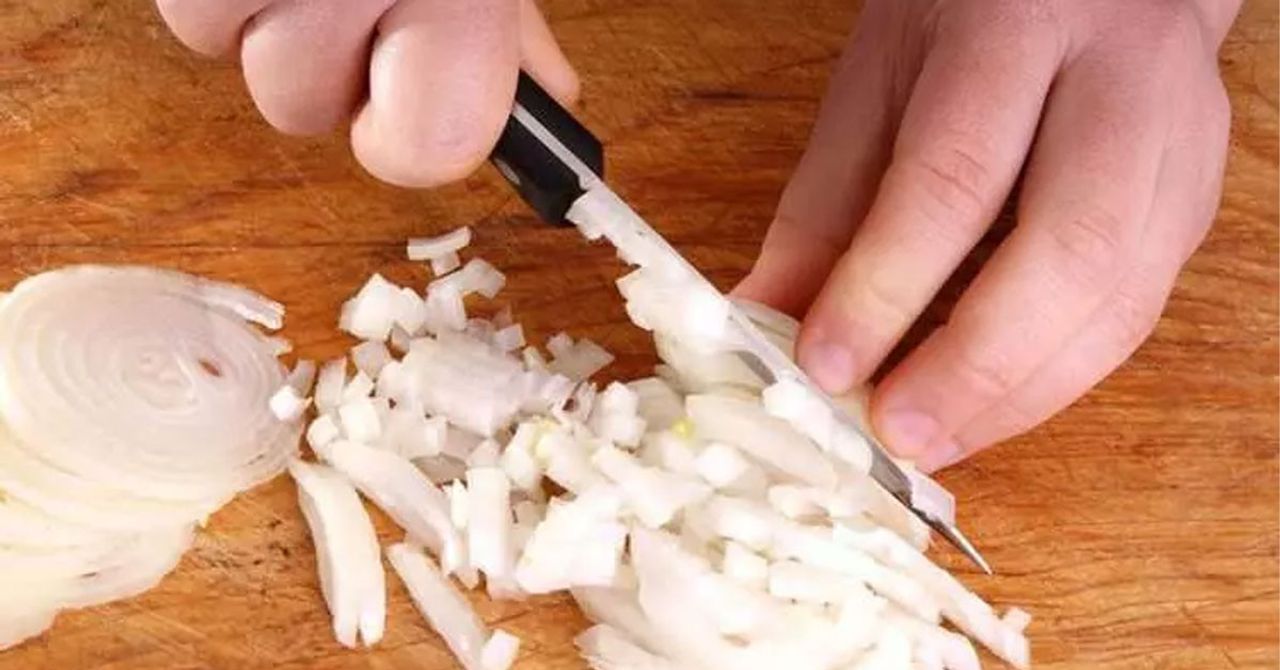 Soğanı ağzı açık buzdolabına koymayın Soğanı ağzı açık buzdolabına koymayın