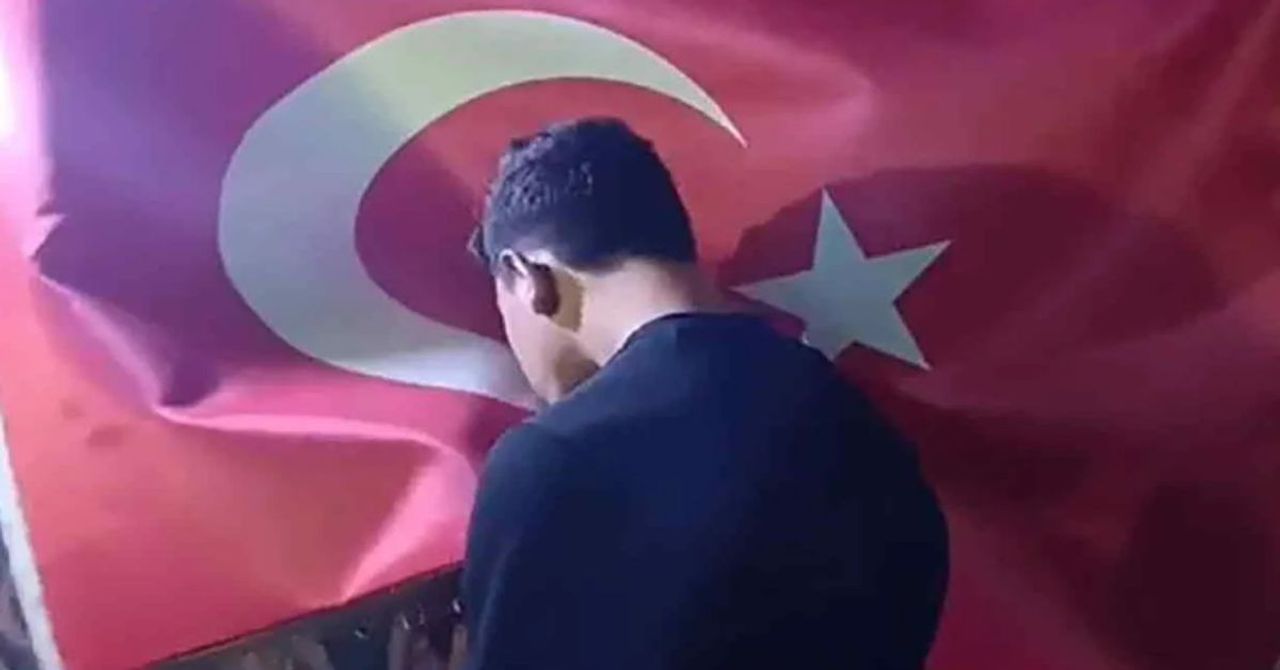 Suriye’de Türk bayrağına zarar vermişti: Yakalanınca özür diledi Suriye’de Türk bayrağına zarar vermişti: Yakalanınca özür diledi