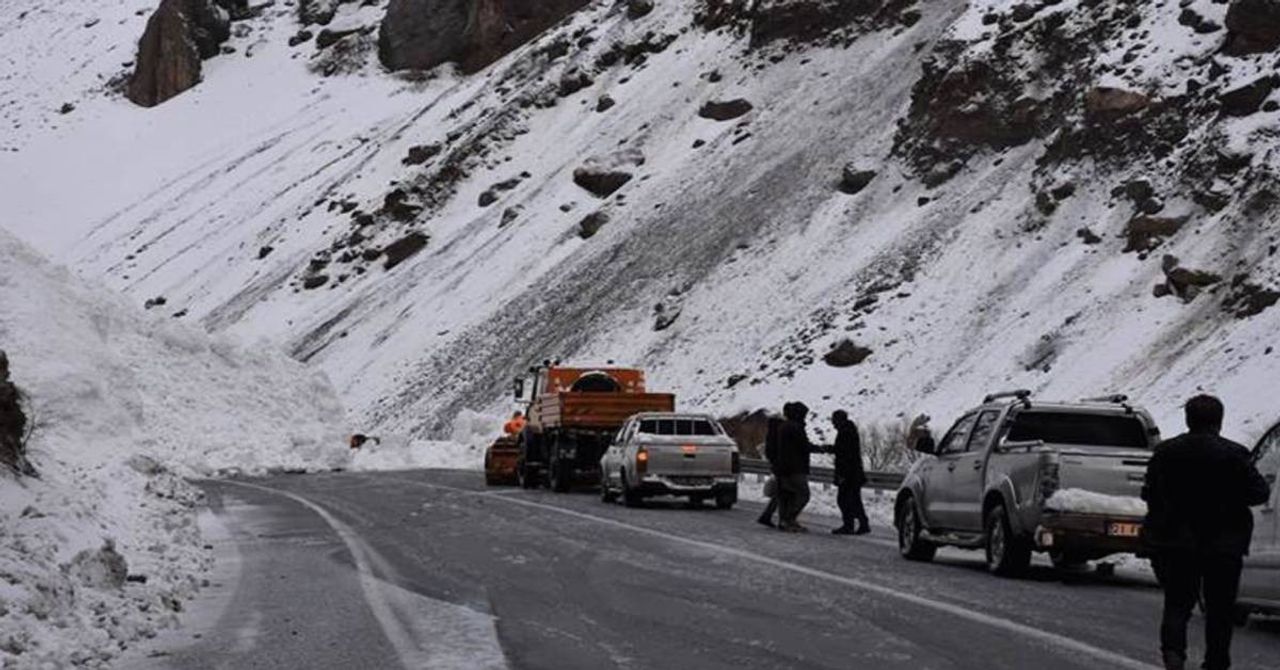 Sürücüler dikkat: Hakkari-Çukurca kara yolu çığ nedeniyle kapatıldı Sürücüler dikkat: Hakkari-Çukurca kara yolu çığ nedeniyle kapatıldı