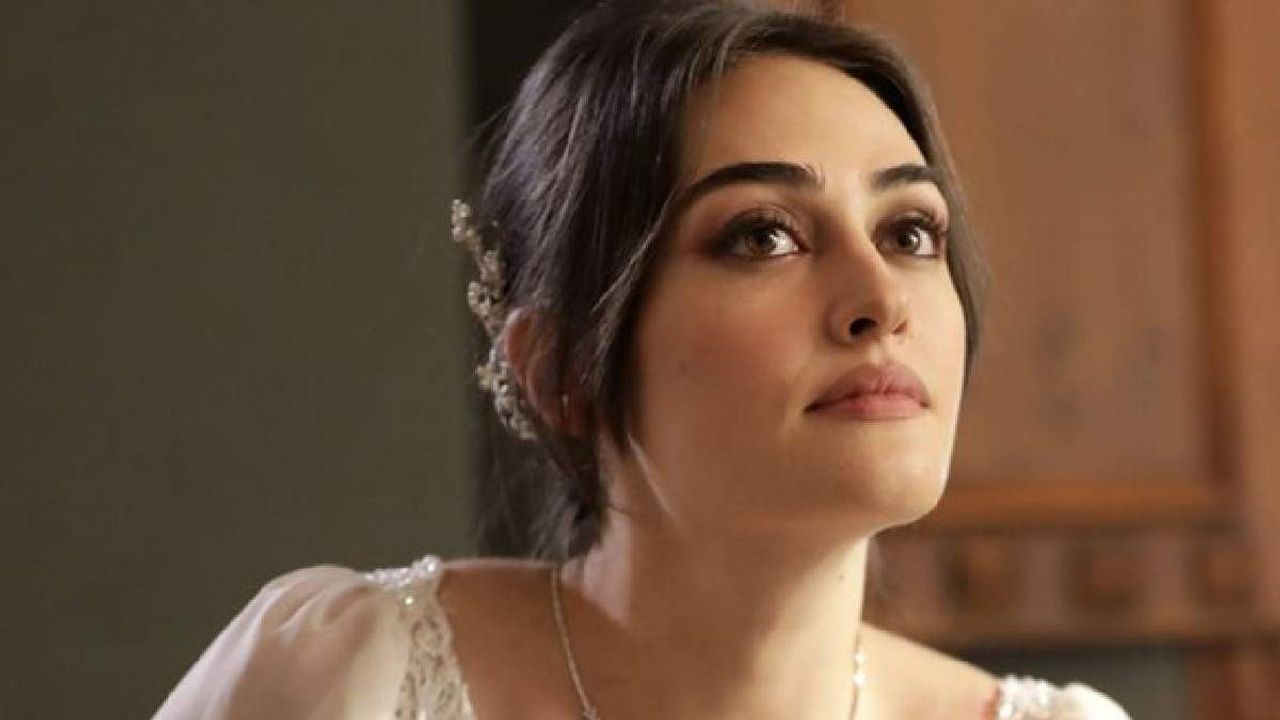 Süslü Korkuluk dizisinden ayrılan Esra Bilgiç ayrılığının nedenini sosyal medya hesabından açıkladı Süslü Korkuluk dizisinden ayrılan Esra Bilgiç ayrılığının nedenini sosyal medya hesabından açıkladı