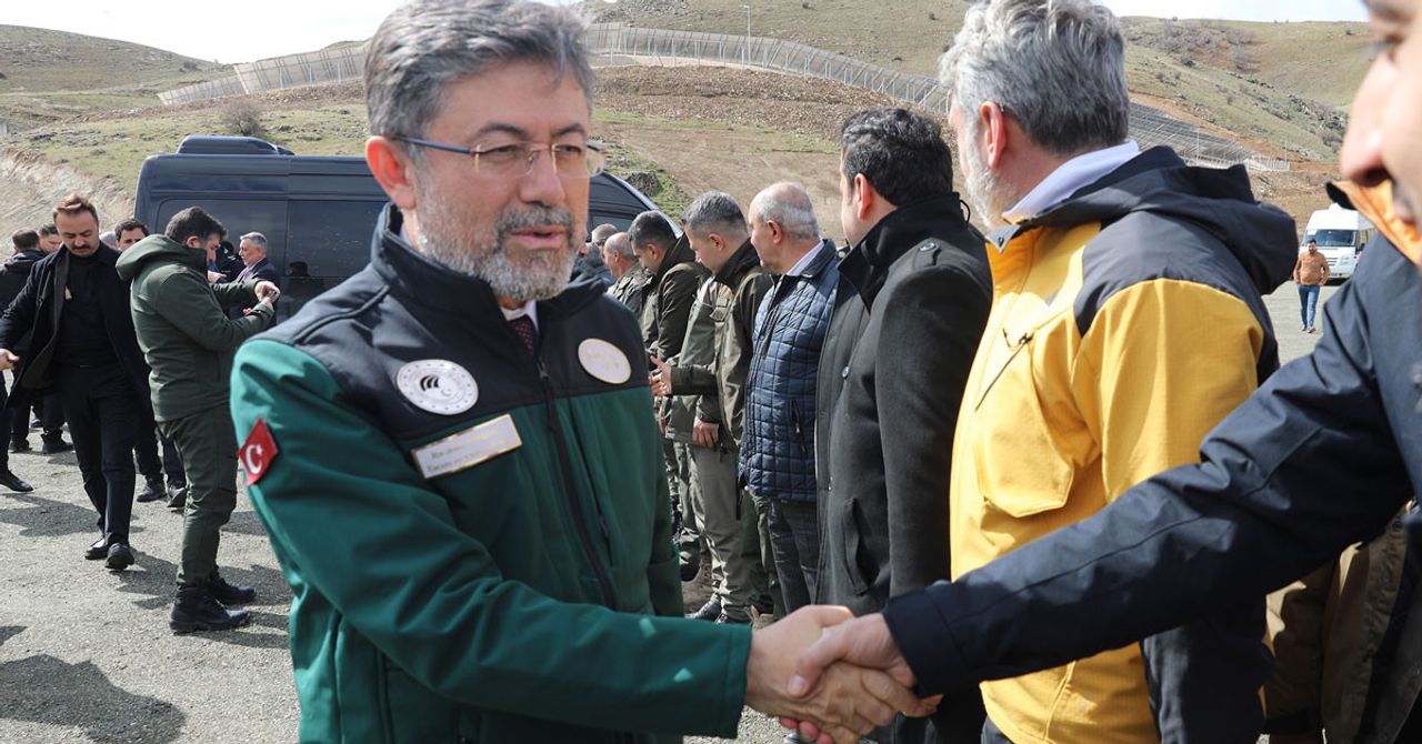 Tarım ve Orman Bakanı İbrahim Yumaklı, bugün Elazığ’ı ziyaret etti. Türkiye’nin ilk yüzer güneş enerjisi santralinde (GES) incelemelerde bulunarak, yetkililerden bilgi aldı.