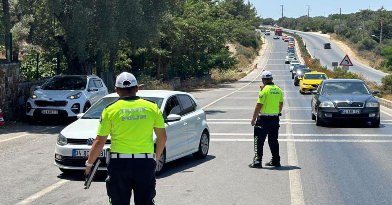 Tatil bitti göç tersine döndü: Trafik birçok bölgede felç oldu Tatil bitti göç tersine döndü: Trafik birçok bölgede felç oldu