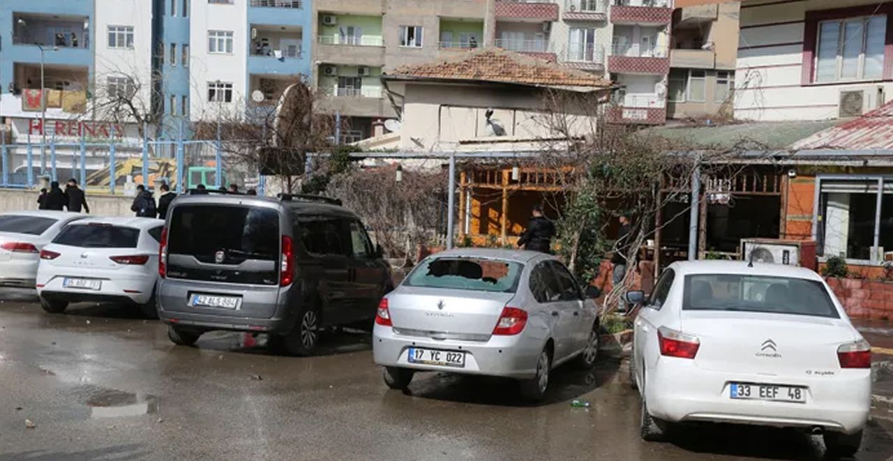 Terör paçavrası açıp slogan attılar