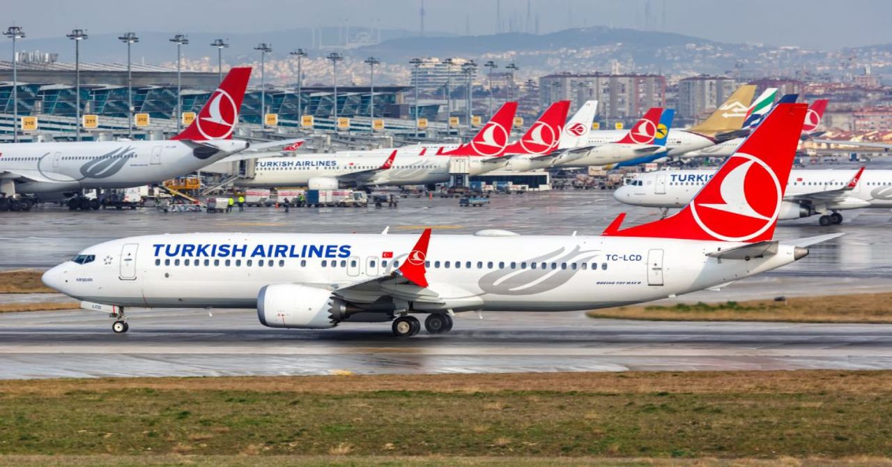 THY uçağında büyük panik: Kokpit camı çatladı THY uçağında büyük panik: Kokpit camı çatladı