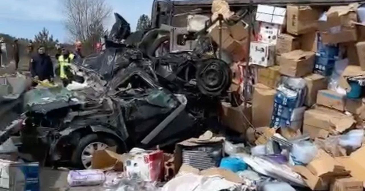 Tır kazalarına bir yenisi daha eklendi. Çankırı’nın Çerkeş ilçesinde, tırın otomobilin üzerine devrilmesi sonucu 4 kişi yaşamını yitirdi, 2’si polis olmak üzere 3 kişi yaralandı. Tır kazalarına bir yenisi daha eklendi. Çankırı’nın Çerkeş ilçesinde, tırın otomobilin üzerine devrilmesi sonucu 4 kişi yaşamını yitirdi, 2’si polis olmak üzere 3 kişi yaralandı.