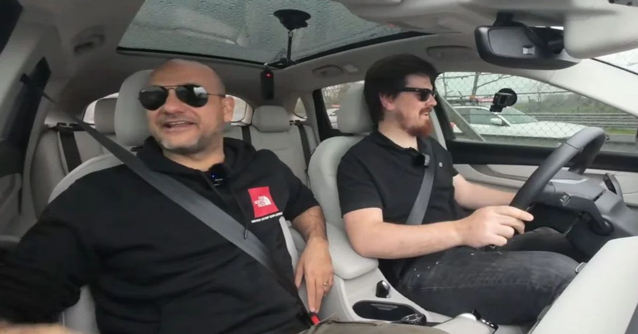 Togg ile yağmurda tur attı: Tüm araçları rahatça solladı Togg ile yağmurda tur attı: Tüm araçları rahatça solladı