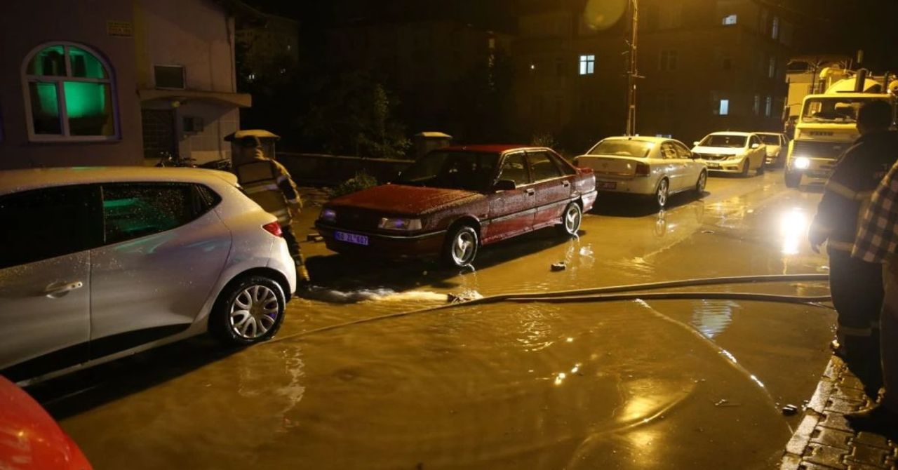 Tokat’ta sağanak yağış hayatı felç etti: Sokaklar göle döndü su baskınları yaşandı Tokat’ta sağanak yağış hayatı felç etti: Sokaklar göle döndü su baskınları yaşandı