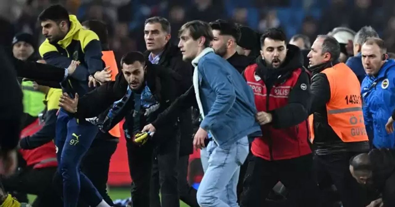 Trabzon- Fenerbahçe maçının ardından İçişleri Bakanı Ali Yerlikaya, derhal soruşturma başlatıldığını duyurdu. Trabzon- Fenerbahçe maçının ardından İçişleri Bakanı Ali Yerlikaya, derhal soruşturma başlatıldığını duyurdu.