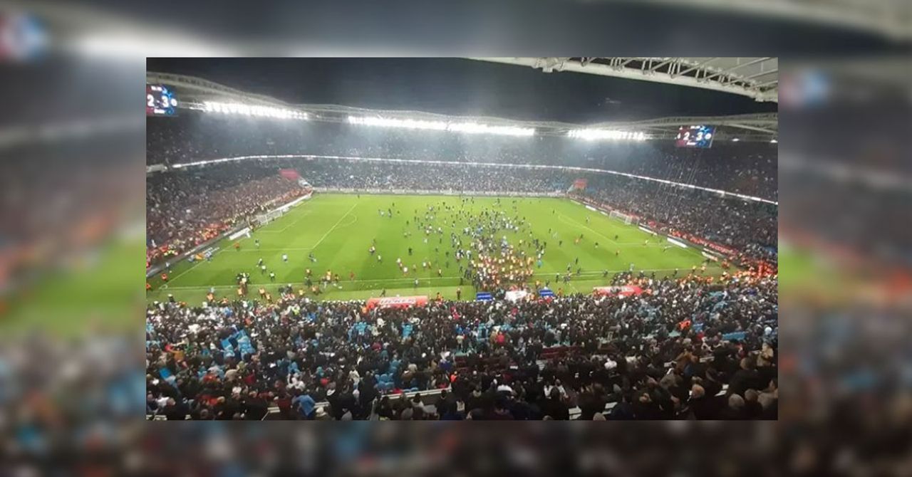 Trabzon- Fenerbahçe maçının ardından İçişleri Bakanı Ali Yerlikaya, derhal soruşturma başlatıldığını duyurdu. Trabzon- Fenerbahçe maçının ardından İçişleri Bakanı Ali Yerlikaya, derhal soruşturma başlatıldığını duyurdu.
