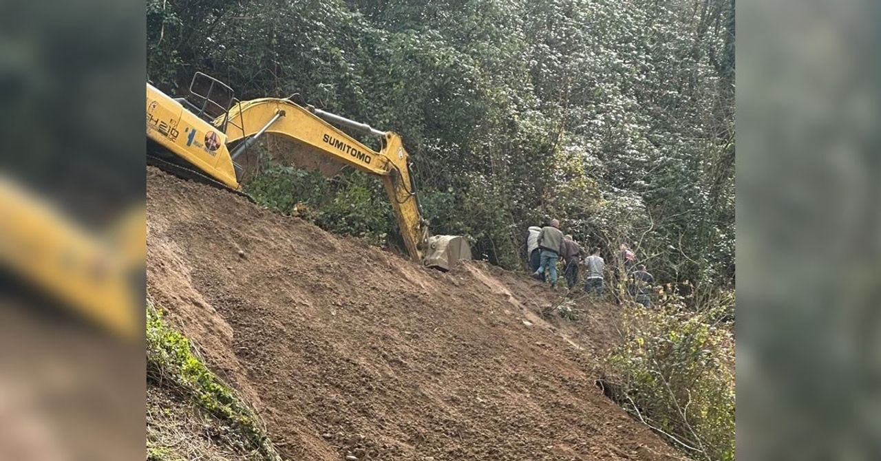 Trabzon’da göçük meydana geldi. Hayrat ilçesi Balaban Mahallesi’nde içme suyu isale hattı (suyu taşıyan boru hattı) çalışması sırasında göçük yaşandı. 3 işçi toprak altında kalarak hayatını kaybetti. Trabzon’da göçük meydana geldi. Hayrat ilçesi Balaban Mahallesi’nde içme suyu isale hattı (suyu taşıyan boru hattı) çalışması sırasında göçük yaşandı. 3 işçi toprak altında kalarak hayatını kaybetti.