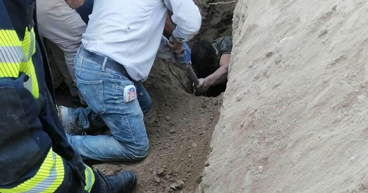 Trabzon’da göçük meydana geldi. Hayrat ilçesi Balaban Mahallesi’nde içme suyu isale hattı (suyu taşıyan boru hattı) çalışması sırasında göçük yaşandı. 3 işçi toprak altında kalarak hayatını kaybetti. Trabzon’da göçük meydana geldi. Hayrat ilçesi Balaban Mahallesi’nde içme suyu isale hattı (suyu taşıyan boru hattı) çalışması sırasında göçük yaşandı. 3 işçi toprak altında kalarak hayatını kaybetti.