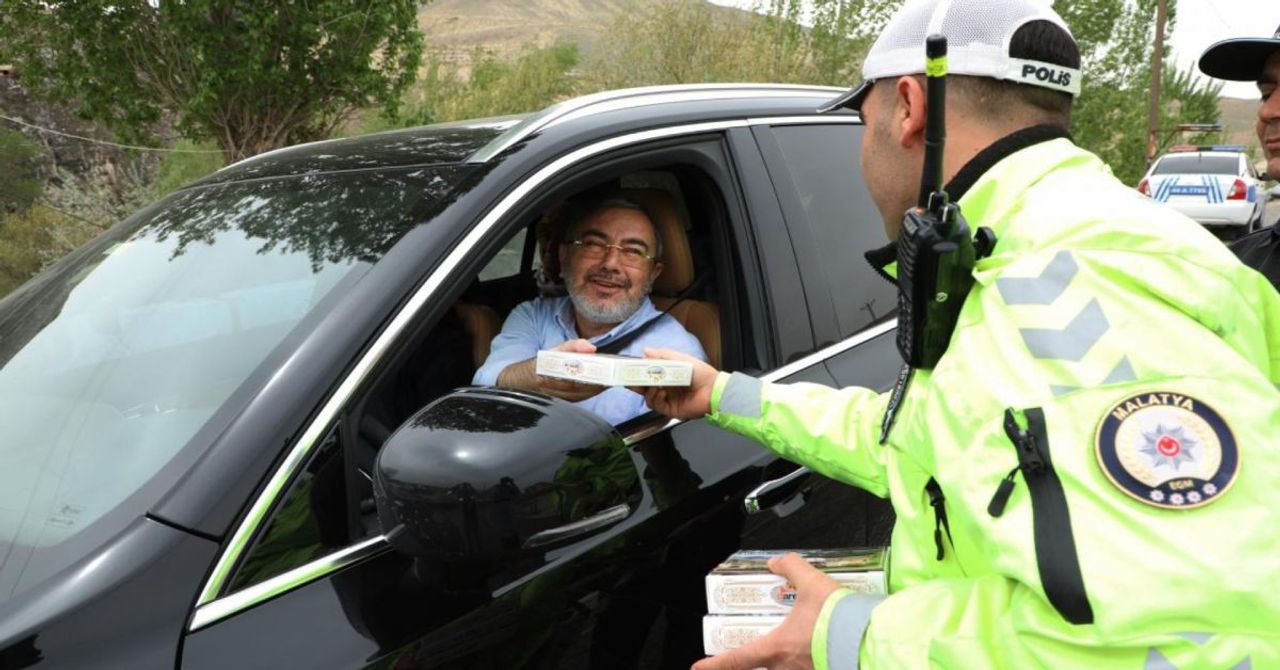 Trafikte ekiplerden ceza yağmuru: Bir haftada 433 bin 207 araca işlem yapıldı Trafikte ekiplerden ceza yağmuru: Bir haftada 433 bin 207 araca işlem yapıldı