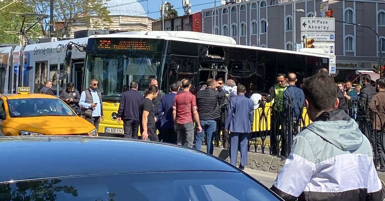 Tramvayla İETT Otobüsü Çarpıştı! Tramvayla İETT Otobüsü Çarpıştı!