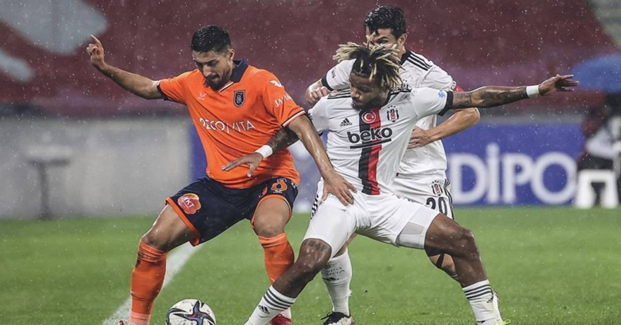 Trendyol Süper Lig’de milli ara öncesindeki son hafta olan 12. haftada Beşiktaş ile Bşaakşehir karşı karşıya gelecek. Avrupa’da yaşadığı hüsranı bir an önce unutmak isteyen Beşiktaş, tıpkı kendisi gibi formsuz olan Başakşehir karşısında galibiyet kovalayacak. Son 4 maçında galibiyet alamayan Başakşehir ise bu kötü gidişi Beşiktaş deplasmanında bozmayı planlıyor. Beşiktaş Başakşehir maçı ne zaman ve hangi kanalda? Süper Lig 12. hafta maçında Beşiktaş Başakşehir ile bugün saat 16.00’da Tüpraş Stadyumu’nda karşılaşacak. Zorlu karşılaşma Bein Sports 1’de yayınlanacak. Beşiktaş Başakşehir maçının hakemi kim olacak? Beşiktaş Başakşehir maçında Arda Kardeşler görev yapacak. Beşiktaş - Başakşehir muhtemel 11 Trendyol Süper Lig’de milli ara öncesindeki son hafta olan 12. haftada Beşiktaş ile Bşaakşehir karşı karşıya gelecek. Avrupa’da yaşadığı hüsranı bir an önce unutmak isteyen Beşiktaş, tıpkı kendisi gibi formsuz olan Başakşehir karşısında galibiyet kovalayacak. Son 4 maçında galibiyet alamayan Başakşehir ise bu kötü gidişi Beşiktaş deplasmanında bozmayı planlıyor. Beşiktaş Başakşehir maçı ne zaman ve hangi kanalda? Süper Lig 12. hafta maçında Beşiktaş Başakşehir ile bugün saat 16.00’da Tüpraş Stadyumu’nda karşılaşacak. Zorlu karşılaşma Bein Sports 1’de yayınlanacak. Beşiktaş Başakşehir maçının hakemi kim olacak? Beşiktaş Başakşehir maçında Arda Kardeşler görev yapacak. Beşiktaş - Başakşehir muhtemel 11