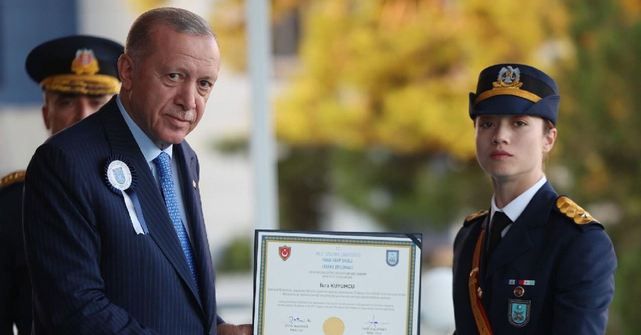 TSK’ya damga vurdular: Kara, Hava ve Deniz Harp Okulları’nın birincisi kadın teğmenler oldu TSK’ya damga vurdular: Kara, Hava ve Deniz Harp Okulları’nın birincisi kadın teğmenler oldu