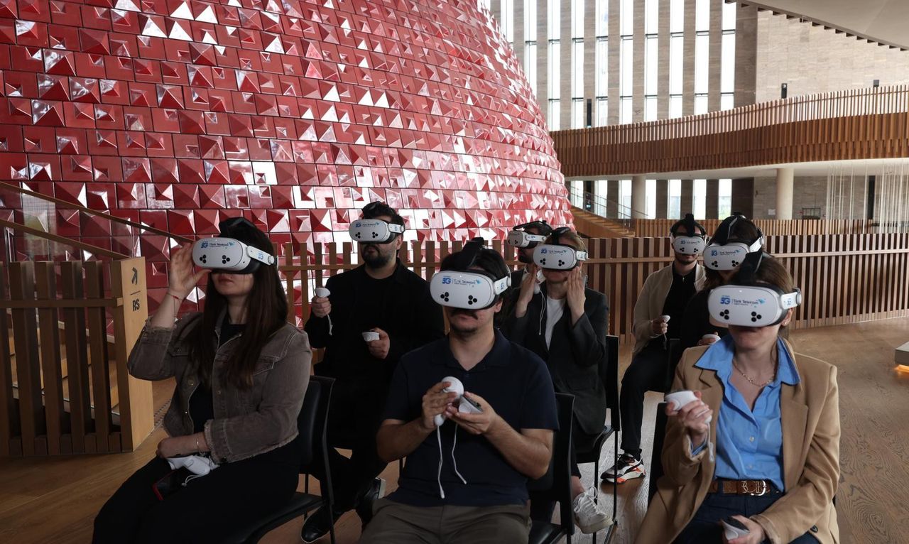 Türk Telekom 5G destekli VR (Sanal Gerçeklik) Teknolojisi Türk Telekom 5G destekli VR (Sanal Gerçeklik) Teknolojisi
