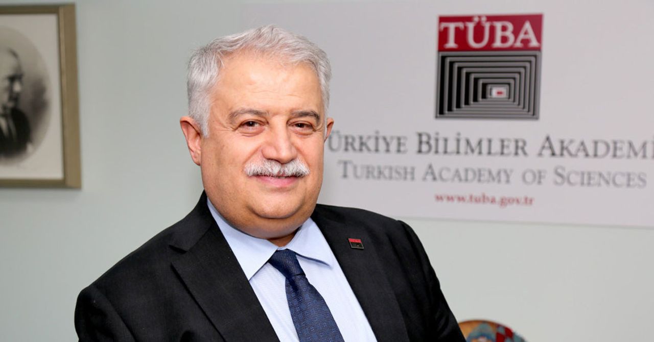 Türkiye Bilimler Akademisi (TÜBA) Başkanı Prof. Dr. Muzaffer Şeker, su israfından kaçınılması gerektiğini ifade etti ve önemli analizlere yer verdi. Türkiye Bilimler Akademisi (TÜBA) Başkanı Prof. Dr. Muzaffer Şeker, su israfından kaçınılması gerektiğini ifade etti ve önemli analizlere yer verdi.