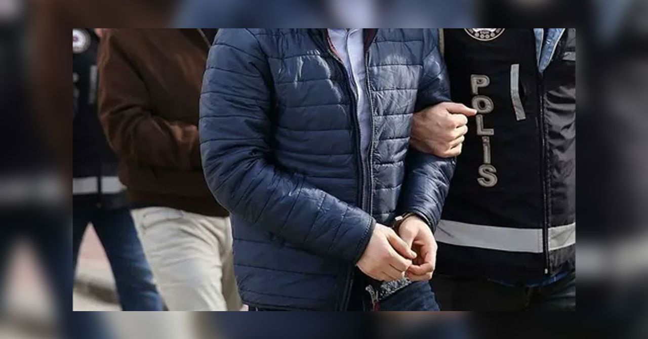 Türkiye’nin göç konusunda jeopolitik konumunun gereği birçok yabancıya ev sahipliği yapmaktadır. Yabancı uyruklu kişilerin ikamet izni alabilmeleri için düzenlenen sahte kira sözleşmelerinin ihbarı savcılık tarafından Ankara İl Göç İdaresi Müdürlüğü’ne haber verildi. Göçmen kaçakçılığının önünü açan 6 şüpheli yakalanarak gözaltına alındığı öğrenildi. Türkiye’nin göç konusunda jeopolitik konumunun gereği birçok yabancıya ev sahipliği yapmaktadır. Yabancı uyruklu kişilerin ikamet izni alabilmeleri için düzenlenen sahte kira sözleşmelerinin ihbarı savcılık tarafından Ankara İl Göç İdaresi Müdürlüğü’ne haber verildi. Göçmen kaçakçılığının önünü açan 6 şüpheli yakalanarak gözaltına alındığı öğrenildi.