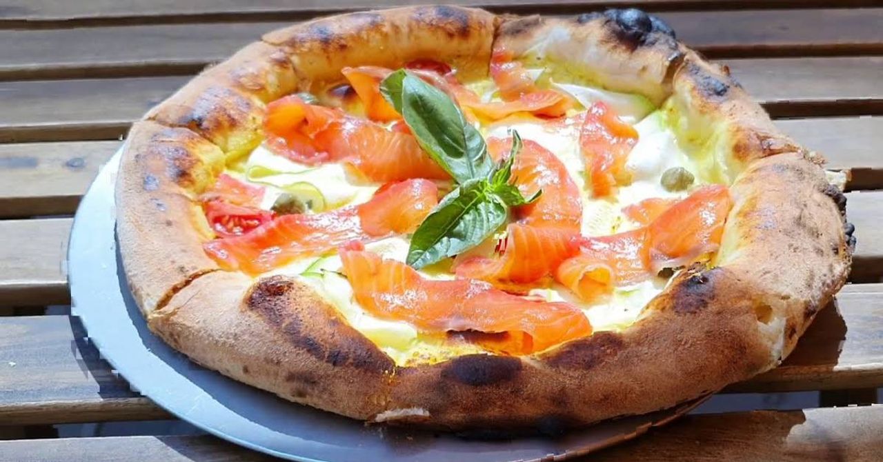 Tütsülenmiş Somon Pizza Nasıl Yapılır Tütsülenmiş Somon Pizza Nasıl Yapılır