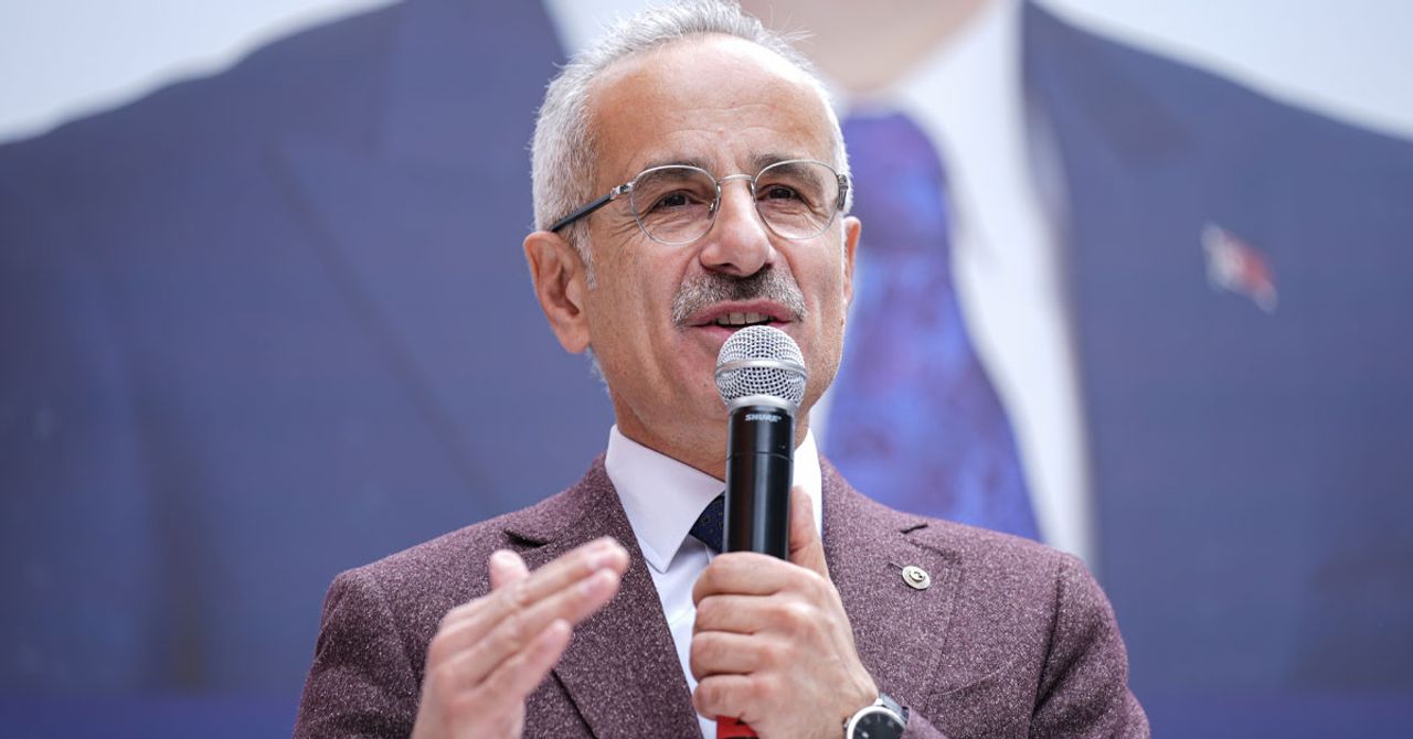 Ulaştırma ve Altyapı Bakanı Abdulkadir Uraloğlu, bakanlık olarak yurdun birçok bölgesine raylı sistem ulaşımını sağladıklarını belirterek, İstanbul’daki metro hatları hakkında da detaylı bilgilendirmelerde bulundu. Ulaştırma ve Altyapı Bakanı Abdulkadir Uraloğlu, bakanlık olarak yurdun birçok bölgesine raylı sistem ulaşımını sağladıklarını belirterek, İstanbul’daki metro hatları hakkında da detaylı bilgilendirmelerde bulundu.