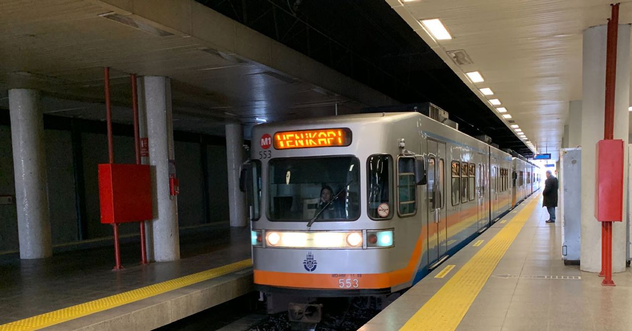 Ulaştırma ve Altyapı Bakanı Abdulkadir Uraloğlu, bakanlık olarak yurdun birçok bölgesine raylı sistem ulaşımını sağladıklarını belirterek, İstanbul’daki metro hatları hakkında da detaylı bilgilendirmelerde bulundu. Ulaştırma ve Altyapı Bakanı Abdulkadir Uraloğlu, bakanlık olarak yurdun birçok bölgesine raylı sistem ulaşımını sağladıklarını belirterek, İstanbul’daki metro hatları hakkında da detaylı bilgilendirmelerde bulundu.