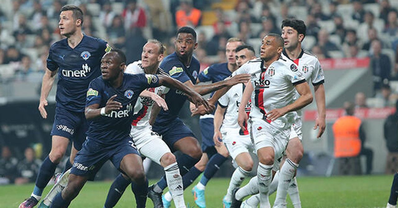Ünlü yorumcu futbolcuyu övdü. Ünlü yorumcu futbolcuyu övdü.