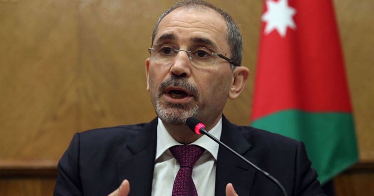 Ürdün, İsrail ile ilişkiler konusunda son derece sert eleştirilere maruz kalıyor. Son olarak, İran’ın İsrail’e hava saldırısı karşısında Tel-Aviv ve müttefiklerine yana tavır takınması, Ürdün’e yönelik birçok ülkeden eleştiri alma durumunda kalmıştı. Bundan dolayı, Ürdün, İsrail’in, İran’ı hedef almak için hava sahasını ihlal etmesine izin vermediğini ve vermeyeceğini de açıkladı. Ürdün, İsrail ile ilişkiler konusunda son derece sert eleştirilere maruz kalıyor. Son olarak, İran’ın İsrail’e hava saldırısı karşısında Tel-Aviv ve müttefiklerine yana tavır takınması, Ürdün’e yönelik birçok ülkeden eleştiri alma durumunda kalmıştı. Bundan dolayı, Ürdün, İsrail’in, İran’ı hedef almak için hava sahasını ihlal etmesine izin vermediğini ve vermeyeceğini de açıkladı.