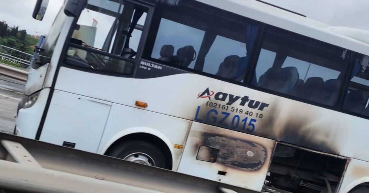 Üsküdar’da midibüsün motorundan dumanlar yükseldi: 15 Temmuz Şehitler Köprüsü’nde trafik durdu Üsküdar’da midibüsün motorundan dumanlar yükseldi: 15 Temmuz Şehitler Köprüsü’nde trafik durdu