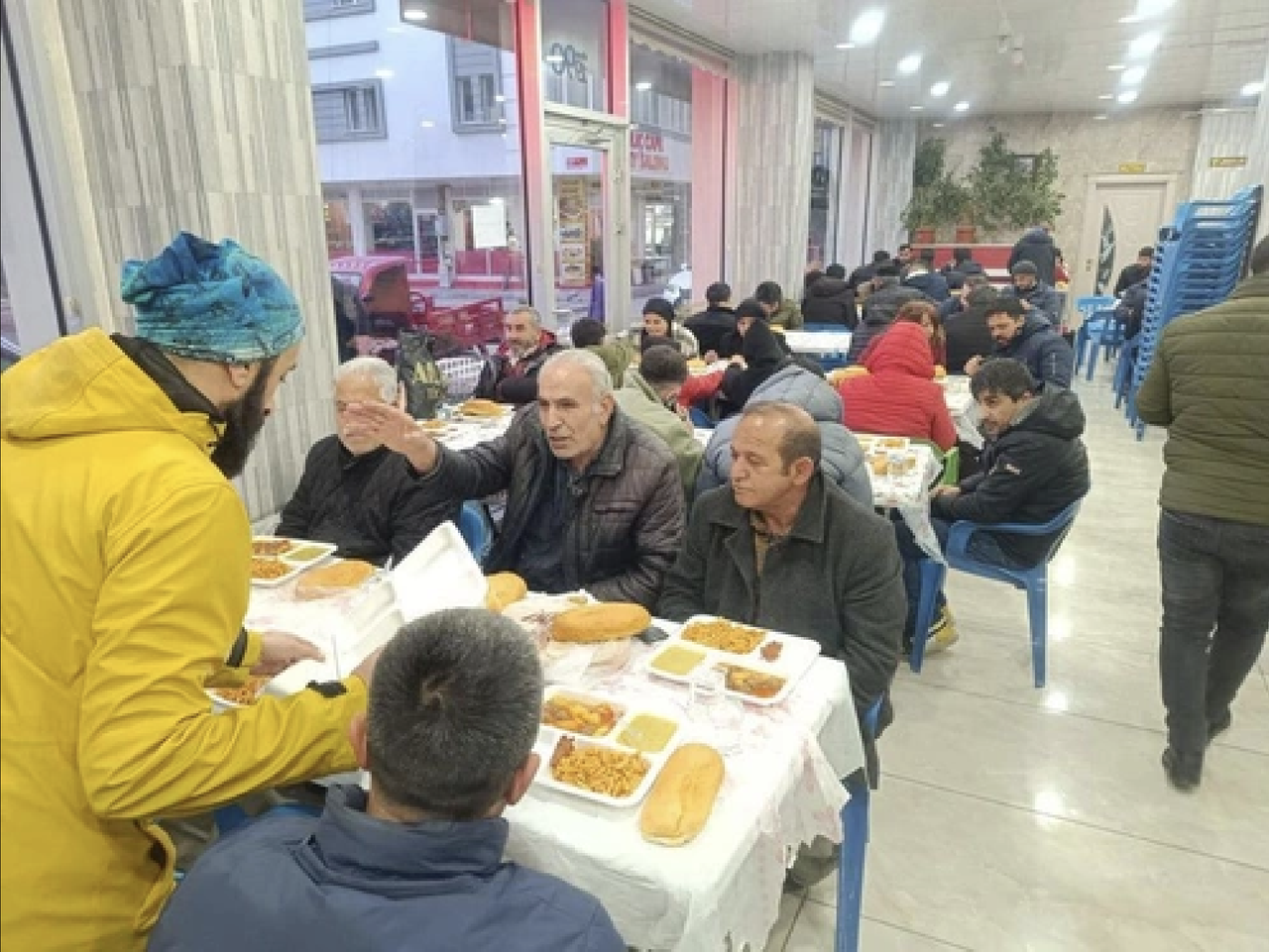 Vatandaşlar bir kuruş bile ödemeden iftar yemekleri önüne geliyor! Belediye müjdeyi duyurdu Vatandaşlar bir kuruş bile ödemeden iftar yemekleri önüne geliyor! Belediye müjdeyi duyurdu