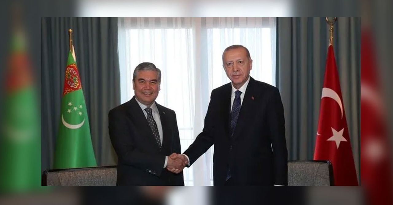 Vatandaşlarına bayram mesajı ileten Erdoğan, Türkmenistan Milli Lideri ve Halk Maslahatı Başkanı Gurbangulu Berdimuhammedov ile bir telefon görüşmesi gerçekleştirdi. Vatandaşlarına bayram mesajı ileten Erdoğan, Türkmenistan Milli Lideri ve Halk Maslahatı Başkanı Gurbangulu Berdimuhammedov ile bir telefon görüşmesi gerçekleştirdi.