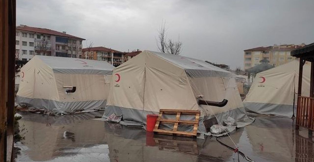 Yağışlar deprem bölgesinde -etkisini gösterdi Yağışlar deprem bölgesinde etkisini gösterdi