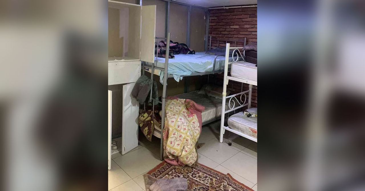 Yasa dışı bir şekilde ülkede olan göçmenler, kuaförün içerisinden yaptıkları şok evde kalıyorlar! Yasa dışı bir şekilde ülkede olan göçmenler, kuaförün içerisinden yaptıkları şok evde kalıyorlar!