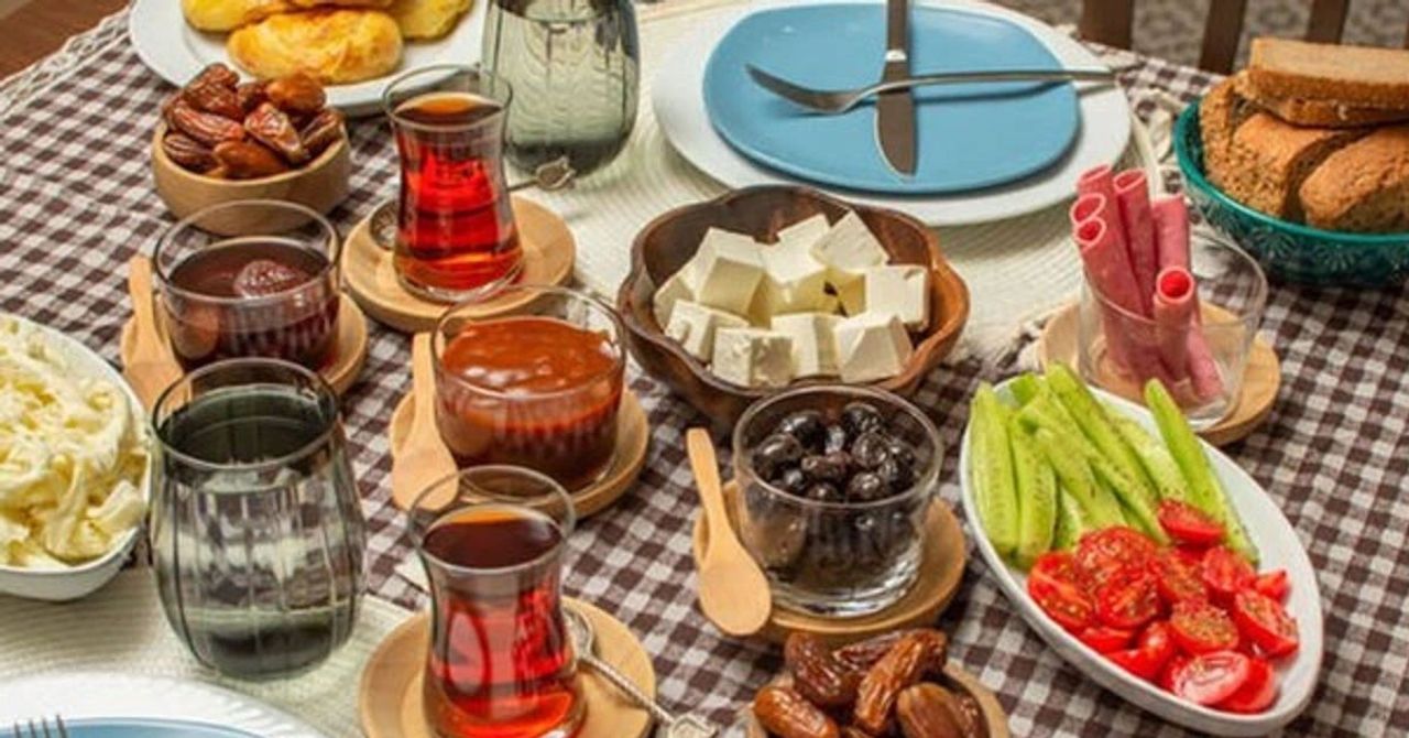 Yeditepe Üniversitesi Beslenme ve Diyetetik Bölümü Başkanı Doç. Dr. Binnur Okan Bakır, ramazan ayında nasıl beslenmemiz gerektiğine dair önemli açıklamalarda bulundu. Yeditepe Üniversitesi Beslenme ve Diyetetik Bölümü Başkanı Doç. Dr. Binnur Okan Bakır, ramazan ayında nasıl beslenmemiz gerektiğine dair önemli açıklamalarda bulundu.