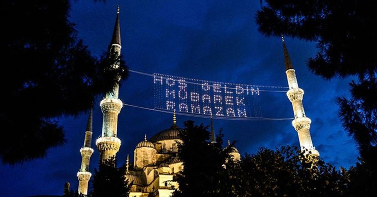 Yeditepe Üniversitesi Beslenme ve Diyetetik Bölümü Başkanı Doç. Dr. Binnur Okan Bakır, ramazan ayında nasıl beslenmemiz gerektiğine dair önemli açıklamalarda bulundu. Yeditepe Üniversitesi Beslenme ve Diyetetik Bölümü Başkanı Doç. Dr. Binnur Okan Bakır, ramazan ayında nasıl beslenmemiz gerektiğine dair önemli açıklamalarda bulundu.
