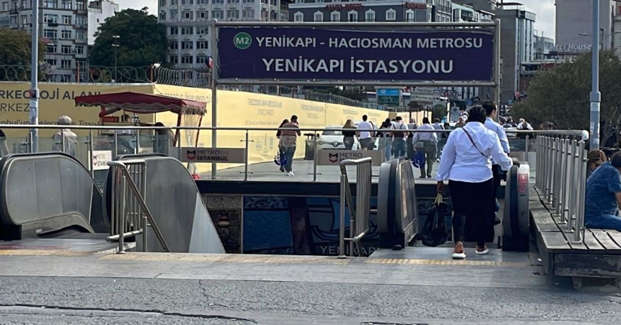 Yenikapı-Hacıosman metro seferleri aksadı: Yolcular ray kenarlarından yürüyerek istasyonlara gitti Yenikapı-Hacıosman metro seferleri aksadı: Yolcular ray kenarlarından yürüyerek istasyonlara gitti
