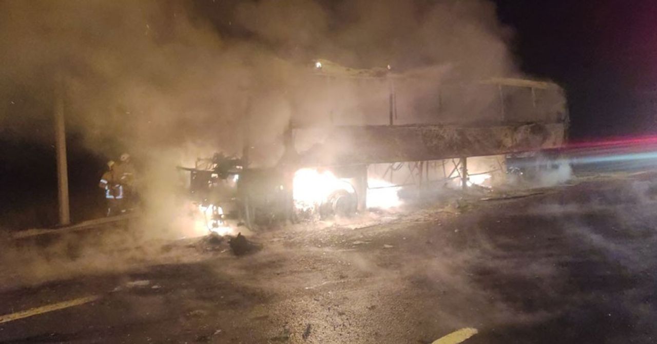 Yolcu Otobüsü Alevlere Teslim Oldu, Facianın Kıyısından Dönüldü3543 Yolcu Otobüsü Alevlere Teslim Oldu, Facianın Kıyısından Dönüldü3543