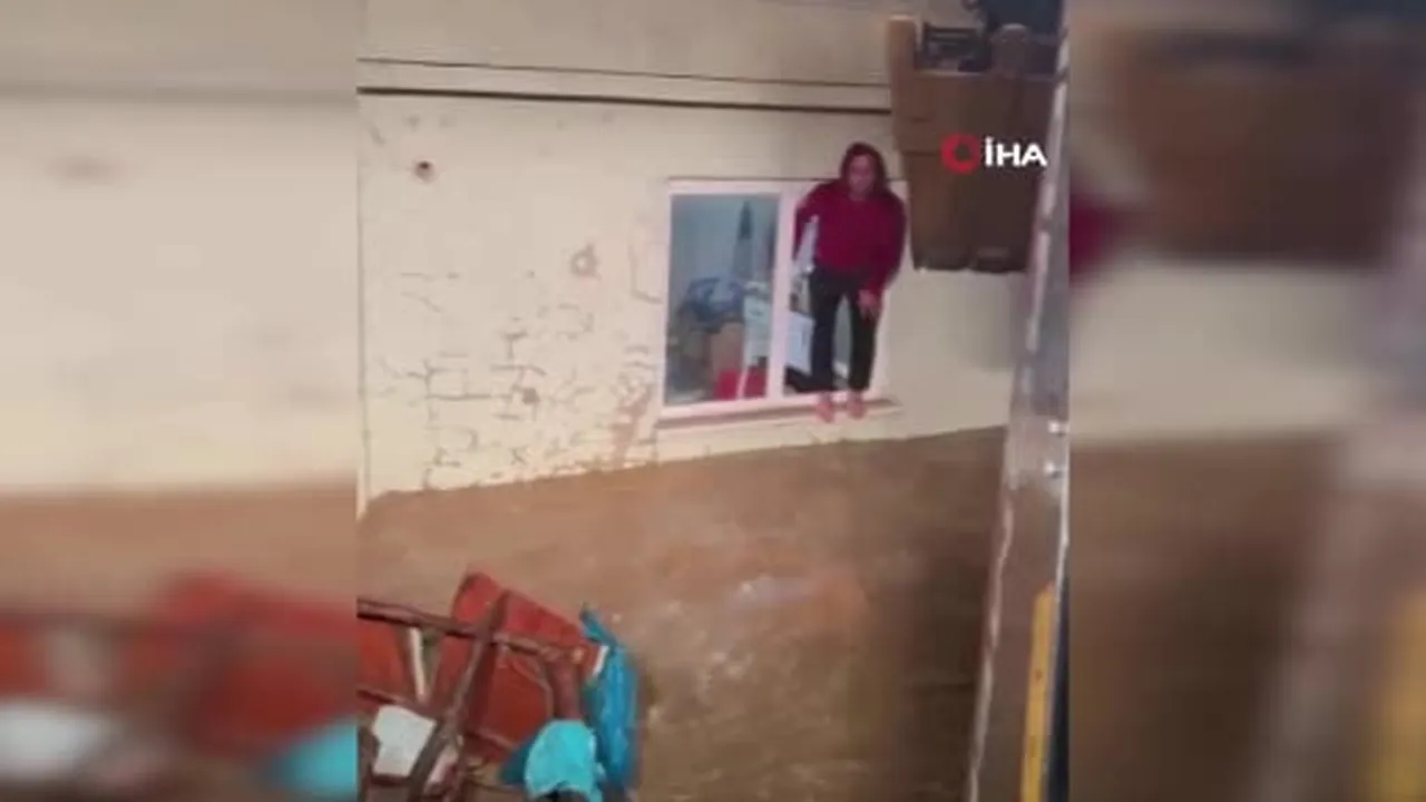 Yalova'da mahsur kalan vatandaş kepçeyle kurtarıldı