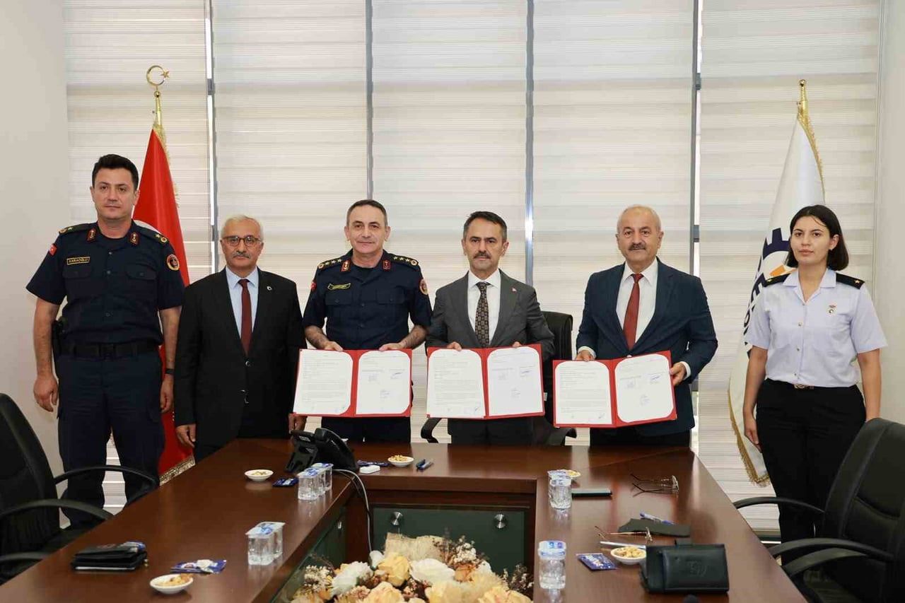 GEBZE BELEDİYESİ İLE JANDARMA GENEL KOMUTANLIĞI ARASINDA İMZALANAN İŞ BİRLİĞİ PROTOKOLÜ KAPSAMINDA...