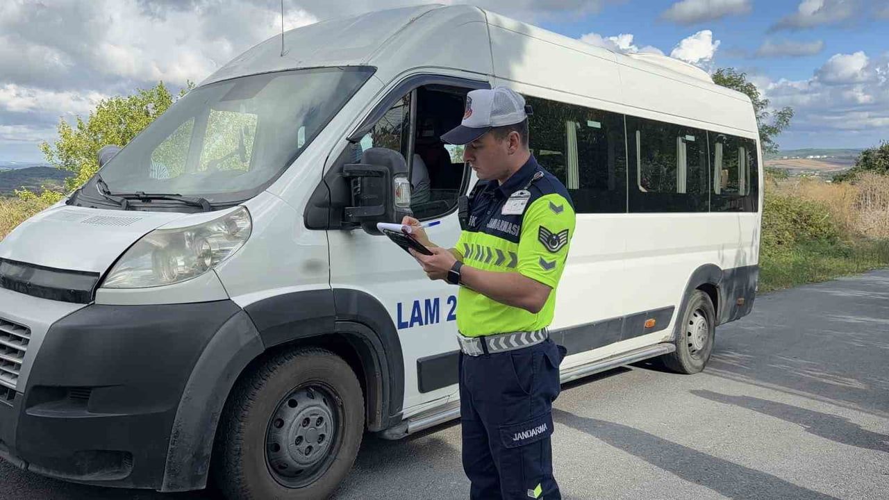 İSTANBUL'DA YENİ EĞİTİM ÖĞRETİM YILININ İLK GÜNÜNDE OKUL ÇEVRELERİNDE GÜVENLİK ÖNLEMLERİ...